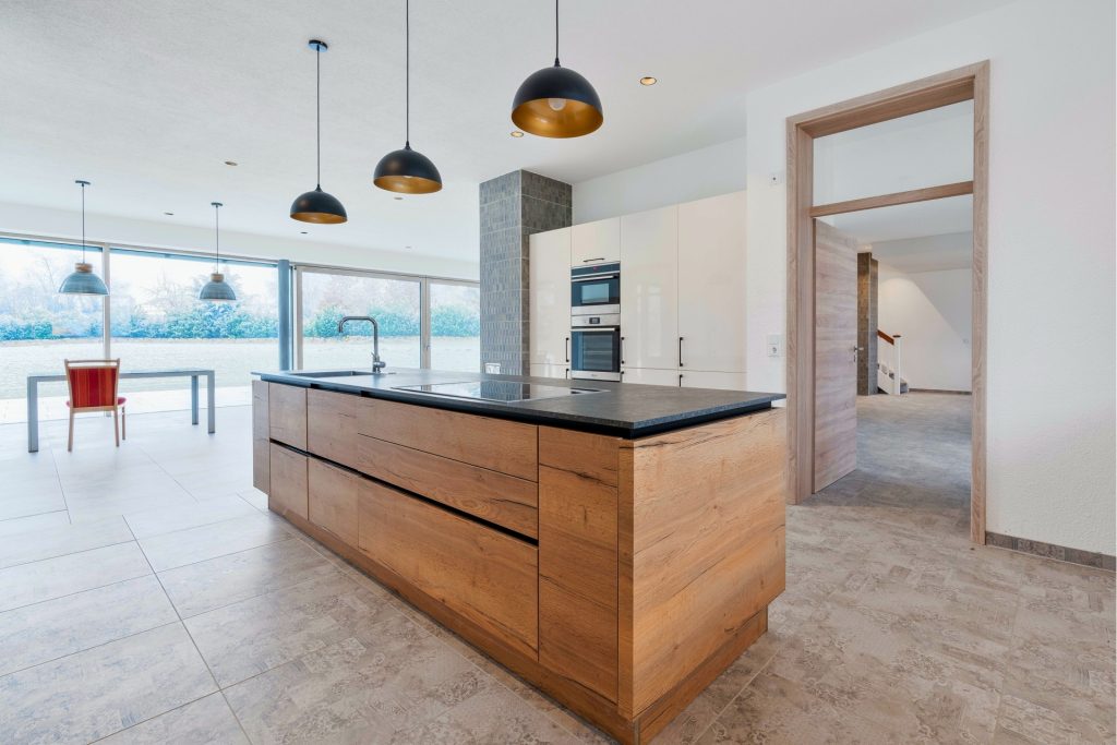 Hirn Immobilien GmbH - Immobilienangebot - Oberstadion - Häuser - Selten am Markt: Großzügiges Einfamilienhaus mit exklusiver Ausstattung und besonderem Charme.
