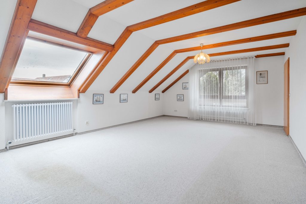 Hirn Immobilien GmbH - Immobilienangebot - Langenau - Häuser - Zentral wohnen, ruhig leben – großzügiges Zweifamilienhaus in Langenau