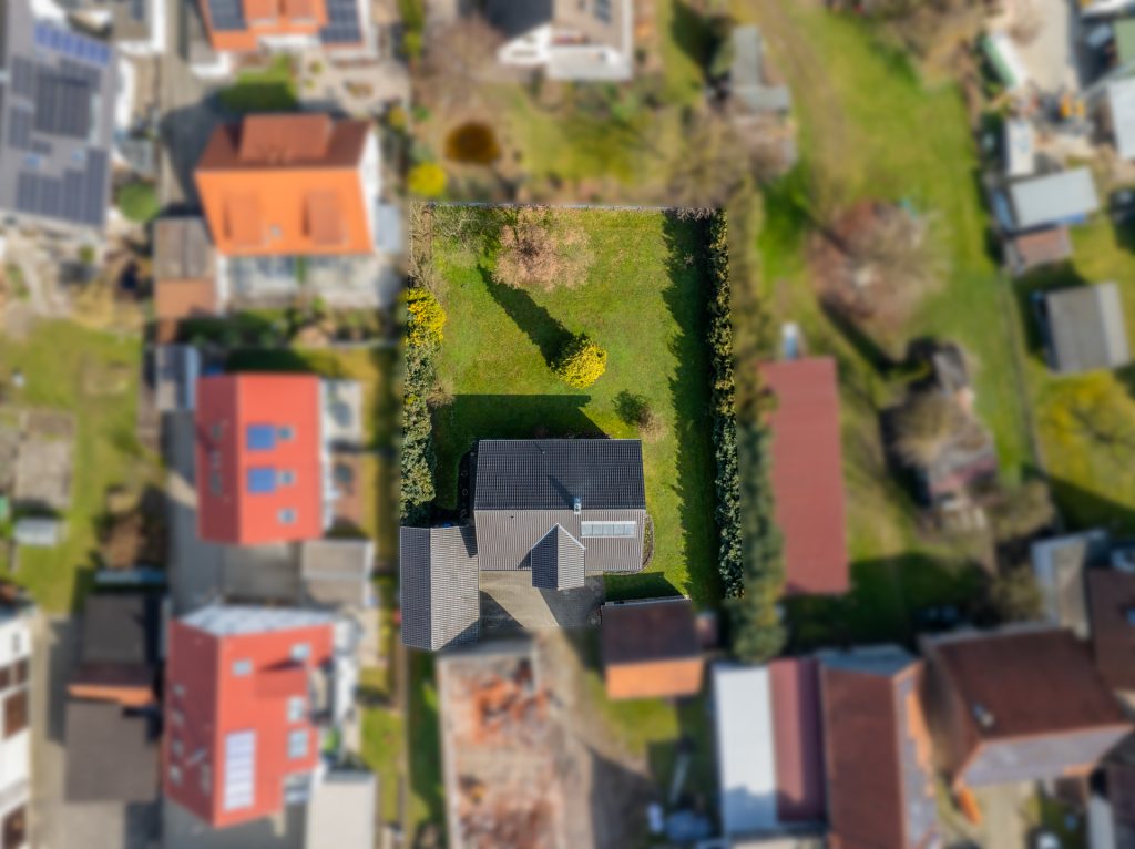 Hirn Immobilien GmbH - Immobilienangebot - Neu- Ulm - Häuser - Familienfreundliches Einfamilienhaus mit weitläufigem Grundstück in Burlafingen.
