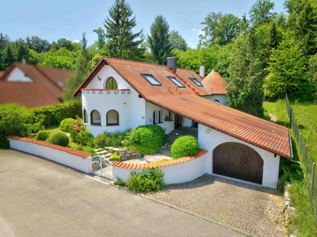 Hirn Immobilien GmbH - Immobilienangebot - Lonsee - Häuser - Traumhafte Landhausvilla mit großem Grundstück am Waldrand