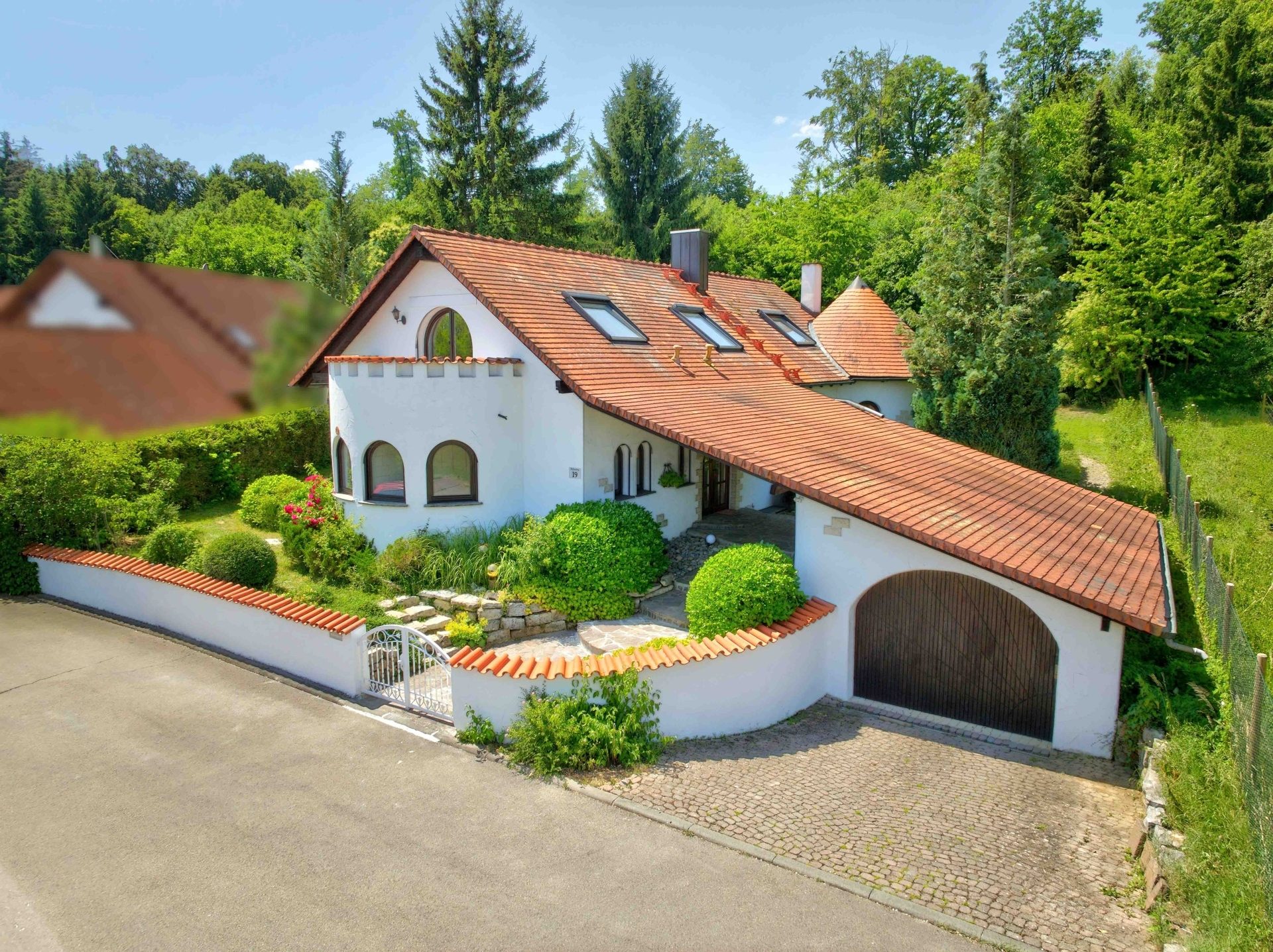 Hirn Immobilien GmbH - Immobilienangebot - Lonsee - Häuser - Traumhafte Landhausvilla mit großem Grundstück am Waldrand
