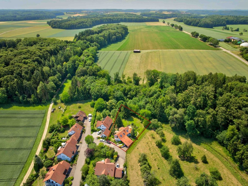 Hirn Immobilien GmbH - Immobilienangebot - Lonsee - Häuser - Traumhafte Landhausvilla mit großem Grundstück am Waldrand