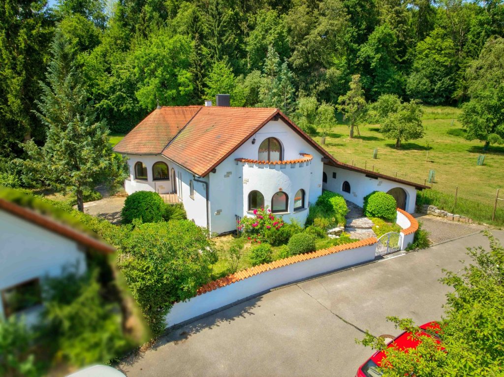 Hirn Immobilien GmbH - Immobilienangebot - Lonsee - Häuser - Traumhafte Landhausvilla mit großem Grundstück am Waldrand
