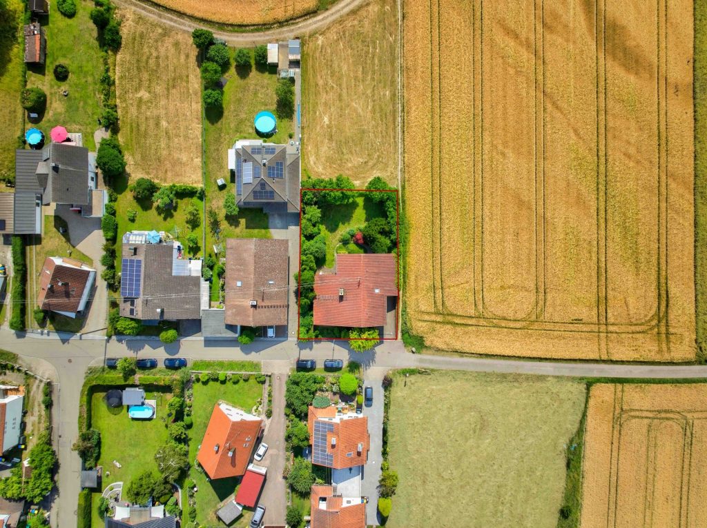 Hirn Immobilien GmbH - Immobilienangebot - Vöhringen - Häuser - Wohnen, bauen oder verkaufen: EFH mit zusätzlichem Bauplatz in Waldrandlage