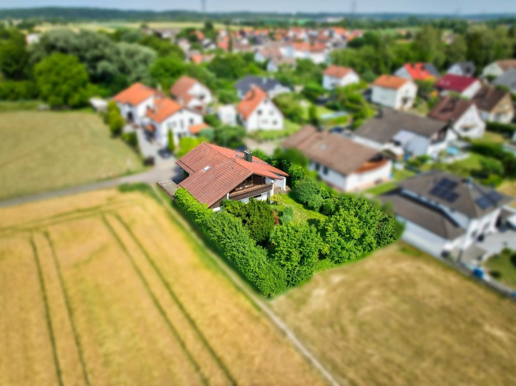Hirn Immobilien GmbH - Immobilienangebot - Vöhringen - Häuser - Wohnen, bauen oder verkaufen: EFH mit zusätzlichem Bauplatz in Waldrandlage