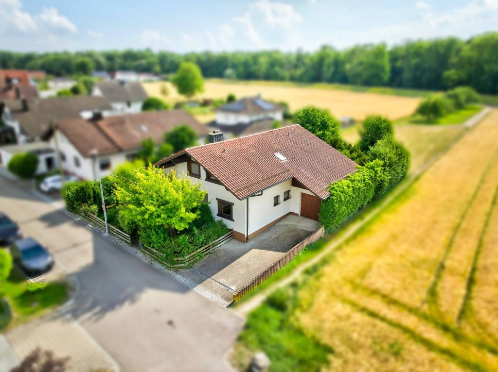 Hirn Immobilien GmbH - Immobilienangebot - Vöhringen - Häuser - Wohnen, bauen oder verkaufen: EFH mit zusätzlichem Bauplatz in Waldrandlage