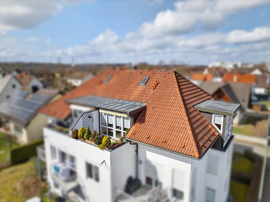 Hirn Immobilien GmbH - Immobilienangebot - Vöhringen - Wohnungen - Jetzt sichern: 
Helle 3-Zimmer-Dachgeschoss-Wohnung in Vöhringen mit besonderem Wohngefühl