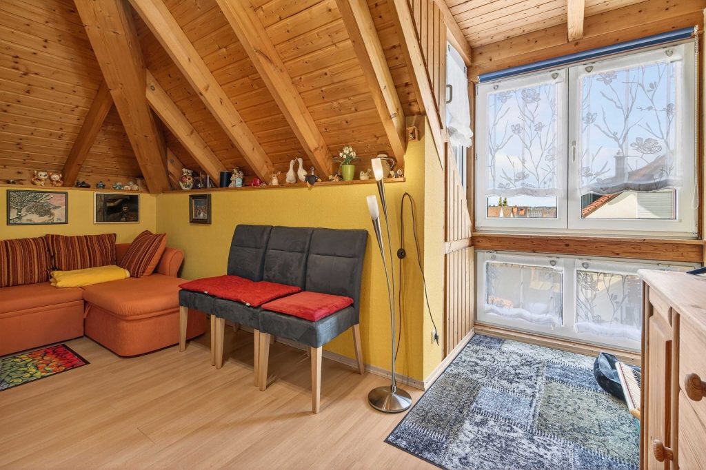 Hirn Immobilien GmbH - Immobilienangebot - Vöhringen - Wohnungen - Jetzt sichern: 
Helle 3-Zimmer-Dachgeschoss-Wohnung in Vöhringen mit besonderem Wohngefühl