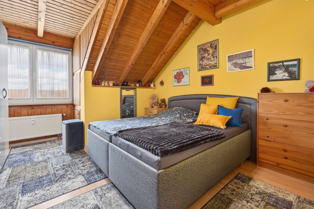 Hirn Immobilien GmbH - Immobilienangebot - Vöhringen - Wohnungen - Jetzt sichern: 
Helle 3-Zimmer-Dachgeschoss-Wohnung in Vöhringen mit besonderem Wohngefühl