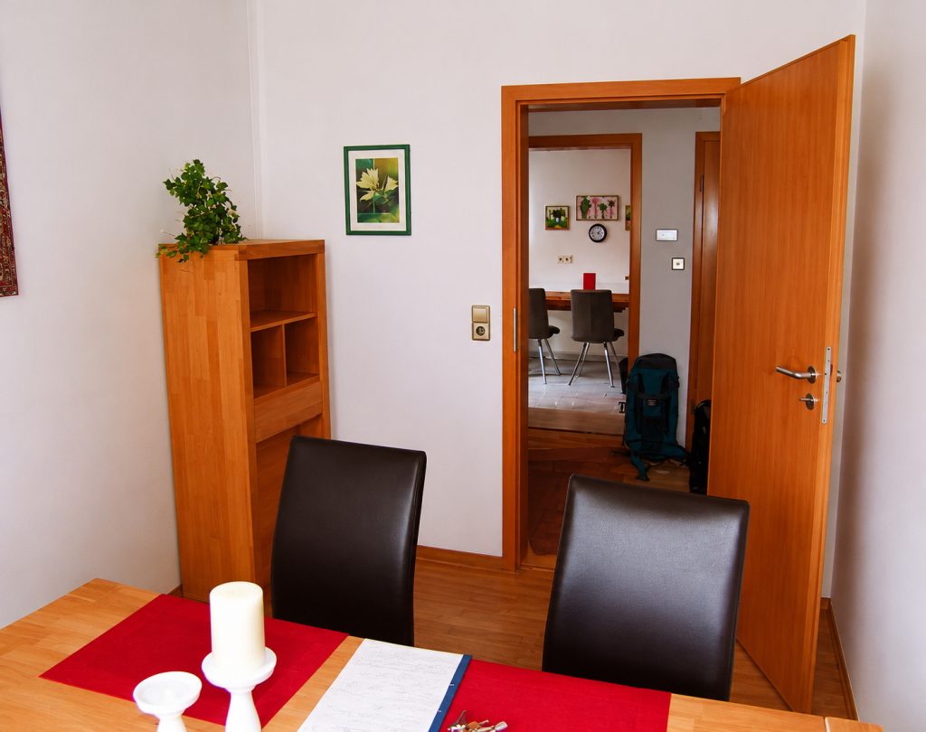 Hirn Immobilien GmbH - Immobilienangebot - Ulm - Wohnungen - MÖBLIERTE 3,5 ZIMMER WOHNUNG MIT BALKON IN DER ULMER WESTSTADT
