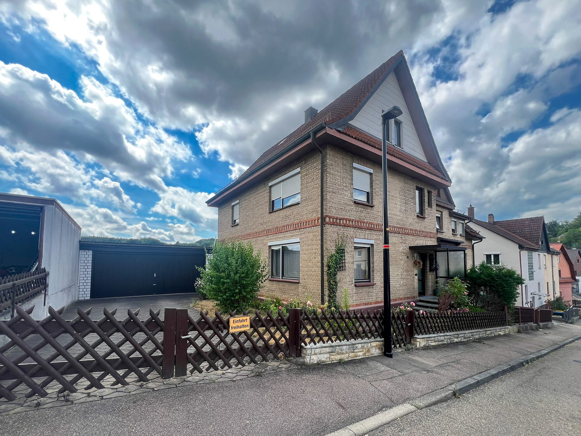 Hirn Immobilien GmbH - Immobilienangebot - Heidenheim - Häuser - Reihenendhaus mit viel Platz und Gestaltungspotenzial in Heidenheim