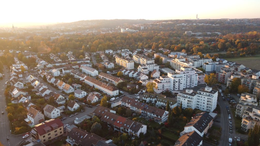 Hirn Immobilien GmbH - Immobilienangebot - Neu-Ulm / Offenhausen - Häuser - Vermietetes Dreiparteienhaus in Neu-Ulm/Offenhausen – Attraktive Kapitalanlage mit Mieteinnahmen
