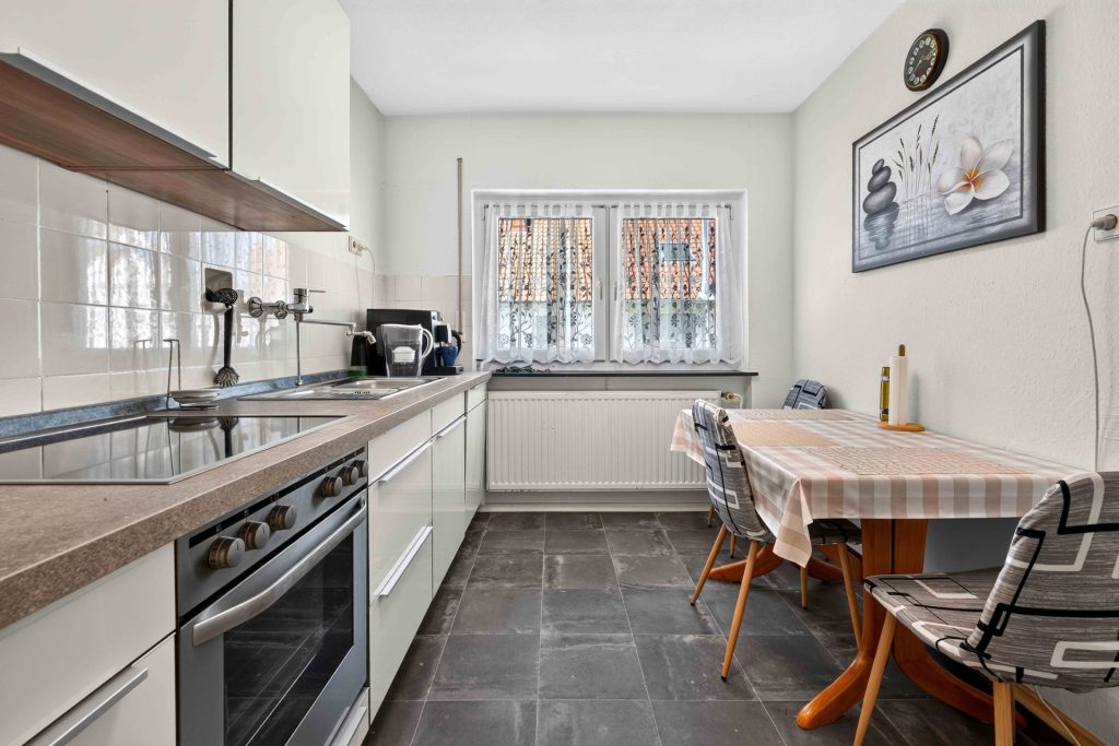 Hirn Immobilien GmbH - Immobilienangebot - Neu-Ulm / Offenhausen - Häuser - Vermietetes Dreiparteienhaus in Neu-Ulm/Offenhausen – Attraktive Kapitalanlage mit Mieteinnahmen