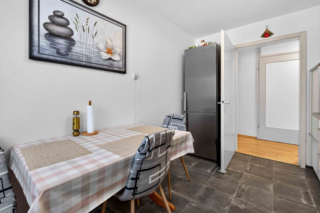 Hirn Immobilien GmbH - Immobilienangebot - Neu-Ulm / Offenhausen - Häuser - Vermietetes Dreiparteienhaus in Neu-Ulm/Offenhausen – Attraktive Kapitalanlage mit Mieteinnahmen