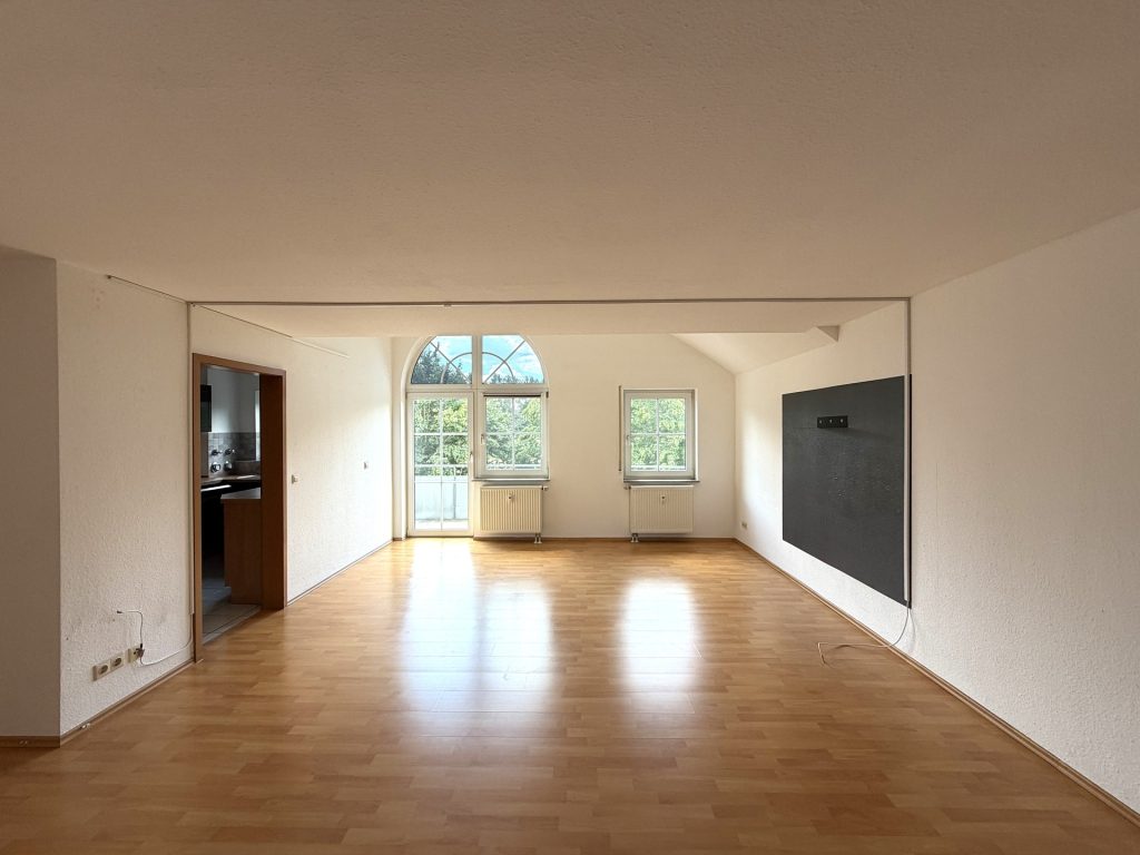 Hirn Immobilien GmbH - Immobilienangebot - Burgrieden - Wohnungen - Großzügige 2-Zimmer-Wohnung mit sonnigem Balkon
