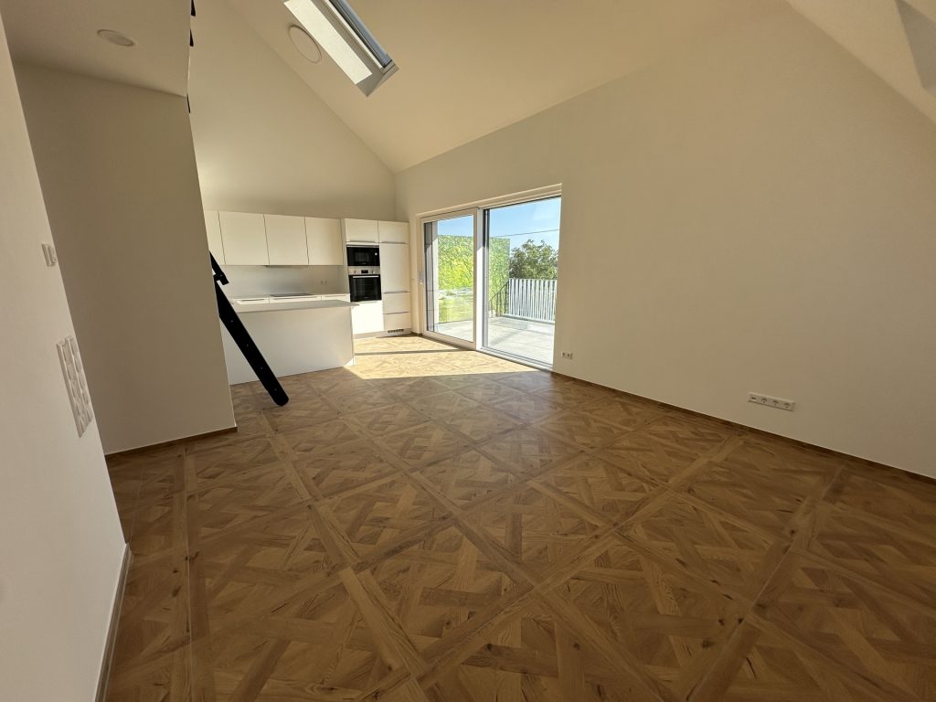 Hirn Immobilien GmbH - Immobilienangebot - Blaustein-Wippingen - Wohnungen - Erstbezug im Alten Rathaus Wippingen – lichtdurchflutete 2,5 Zimmer mit Empore und Terrasse