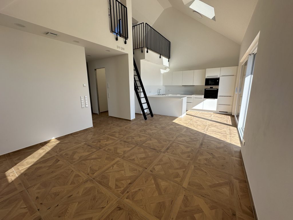 Hirn Immobilien GmbH - Immobilienangebot - Blaustein-Wippingen - Wohnungen - Erstbezug im Alten Rathaus Wippingen – lichtdurchflutete 2,5 Zimmer mit Empore und Terrasse