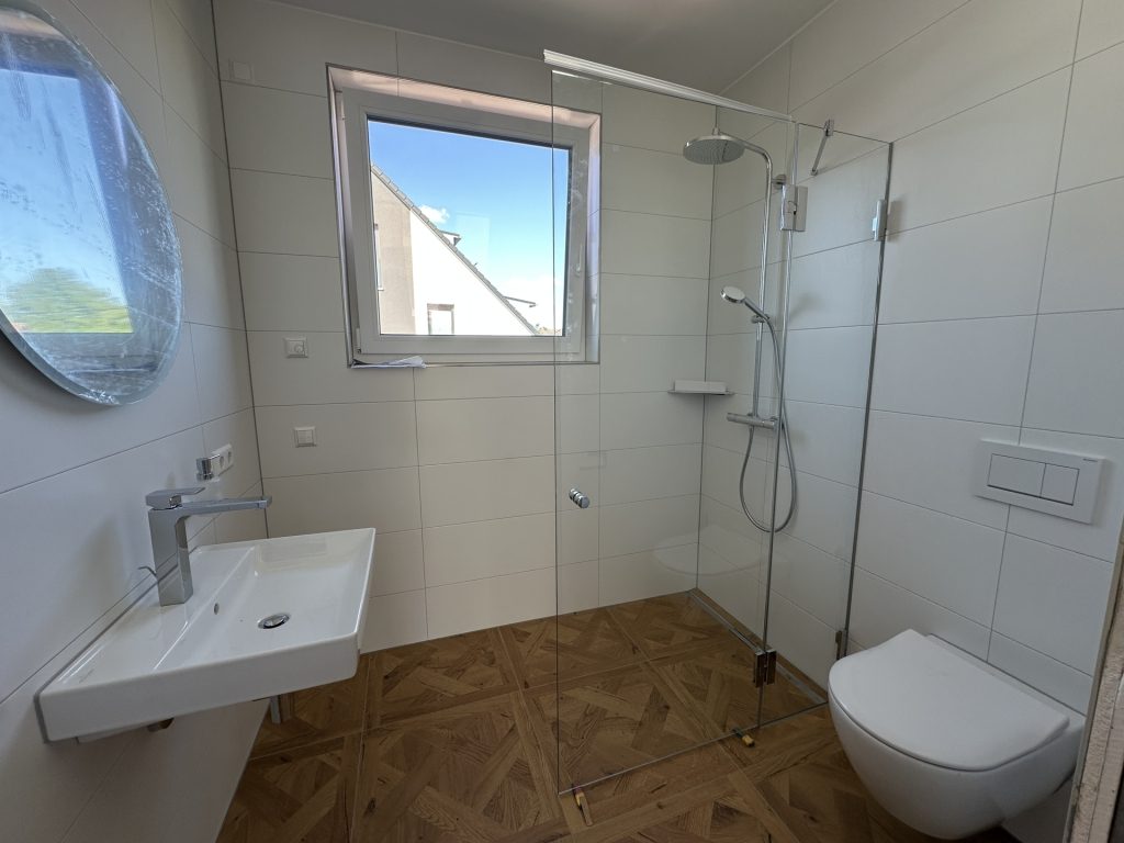 Hirn Immobilien GmbH - Immobilienangebot - Blaustein-Wippingen - Wohnungen - Erstbezug im Alten Rathaus Wippingen – lichtdurchflutete 2,5 Zimmer mit Empore und Terrasse