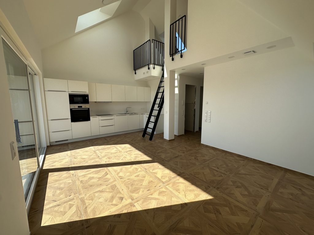 Hirn Immobilien GmbH - Immobilienangebot - Blaustein-Wippingen - Wohnungen - Erstbezug im Alten Rathaus Wippingen – stilvolle 2,5 Zimmer mit Empore und Terrasse