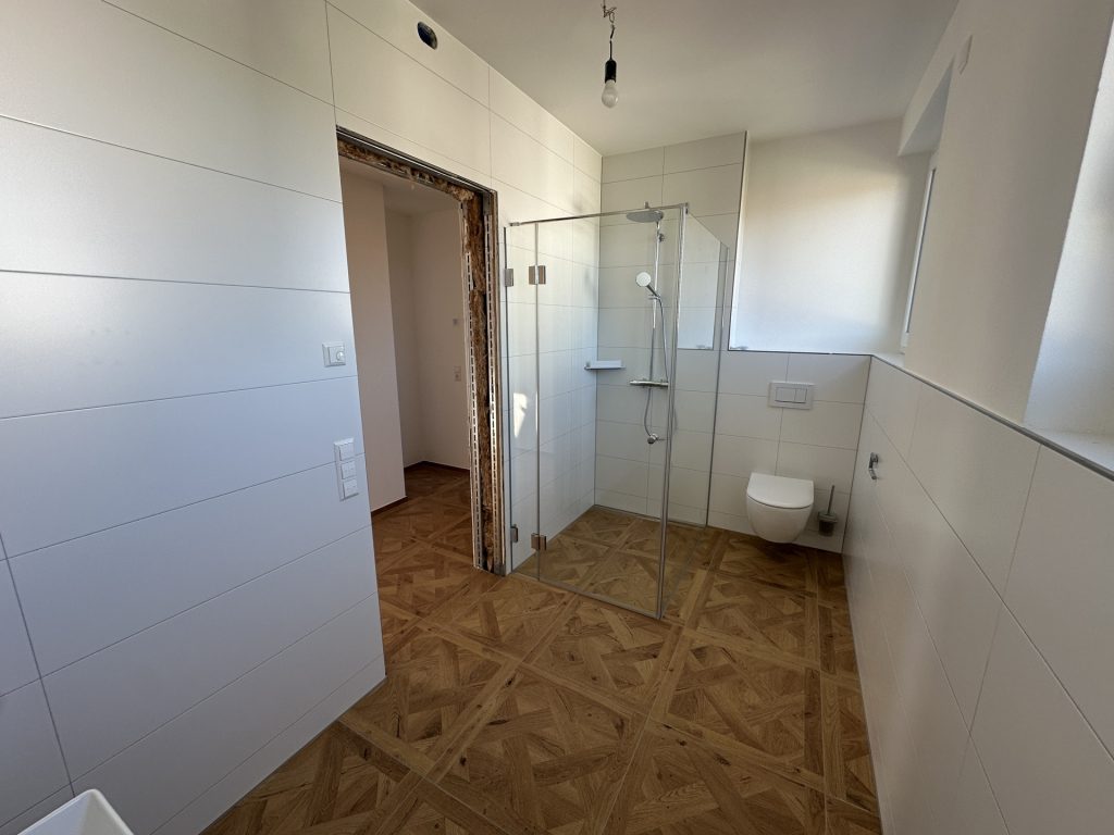 Hirn Immobilien GmbH - Immobilienangebot - Blaustein-Wippingen - Wohnungen - Erstbezug im Alten Rathaus Wippingen – stilvolle 2,5 Zimmer mit Empore und Terrasse