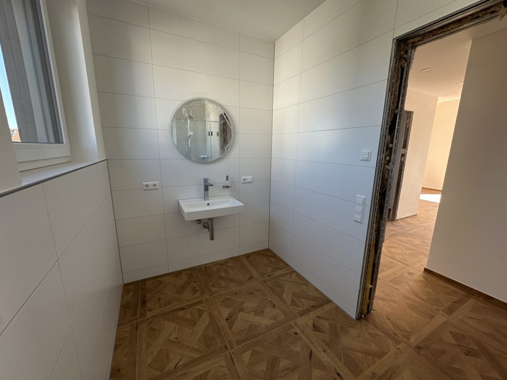 Hirn Immobilien GmbH - Immobilienangebot - Blaustein-Wippingen - Wohnungen - Erstbezug im Alten Rathaus Wippingen – stilvolle 2,5 Zimmer mit Empore und Terrasse