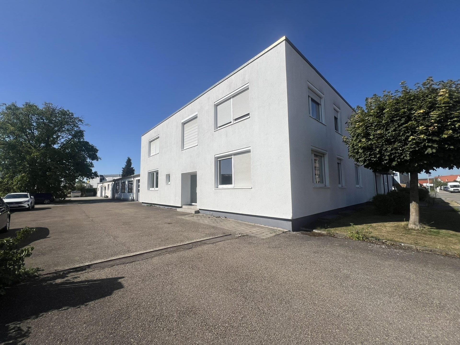 Hirn Immobilien GmbH - Immobilienangebot - Neu-Ulm - Alle - Büro- und Lagerfläche Neu-Ulm — 255 m² Büro, 480 m² Halle, alles ebenerdig, sofort verfügbar