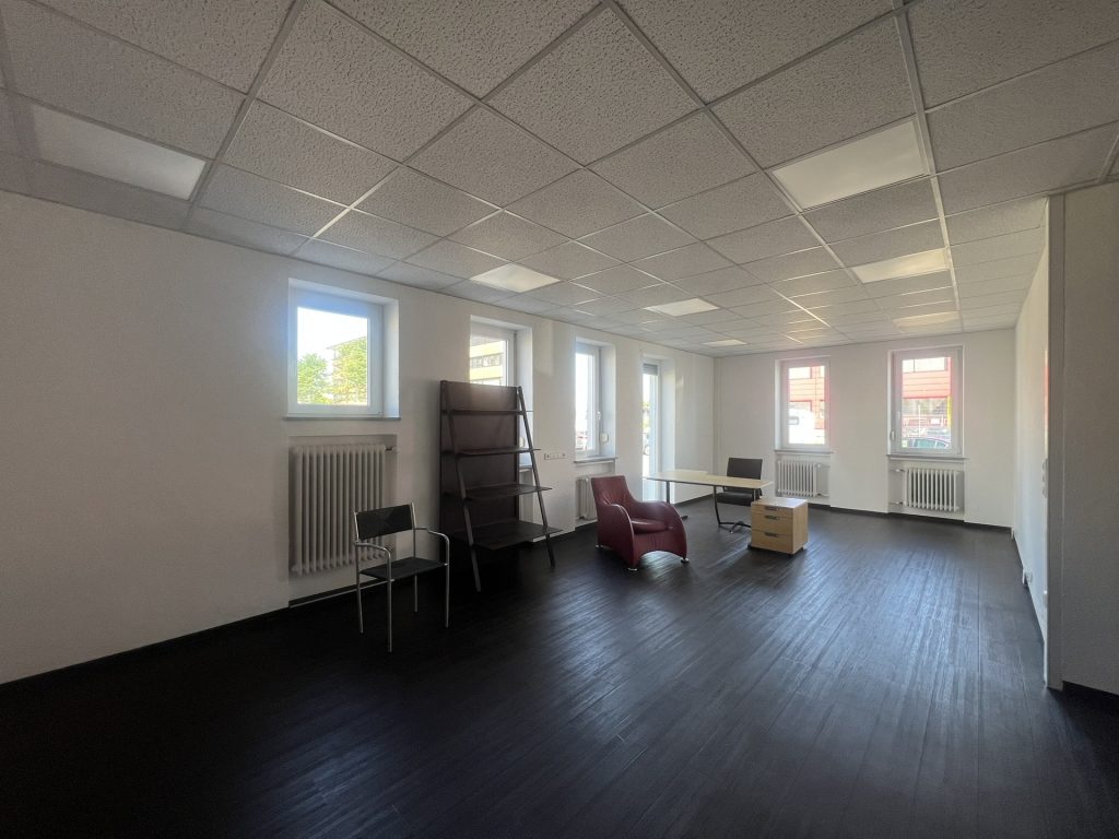 Hirn Immobilien GmbH - Immobilienangebot - Neu-Ulm - Alle - Büro- und Lagerfläche Neu-Ulm — 255 m² Büro, 480 m² Halle, alles ebenerdig, sofort verfügbar