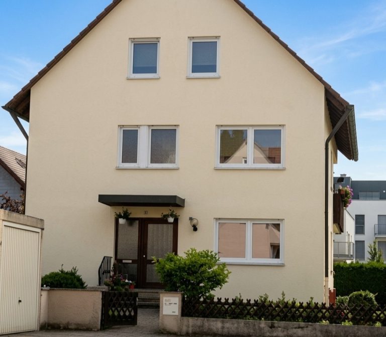 Hirn Immobilien GmbH - Immobilienangebot - Weißenhorn - Häuser - Attraktives Einfamilienhaus mit Doppelgarage in Weißenhorn
