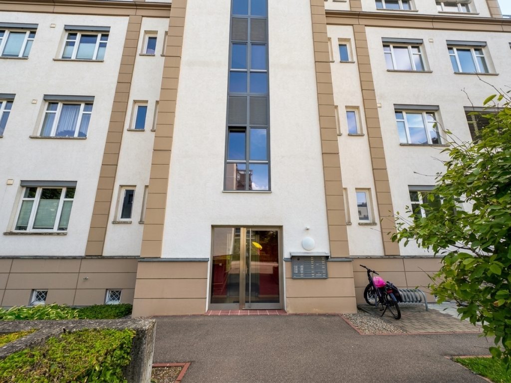Außenansicht – KI-generiert Hirn Immobilien GmbH - Immobilienangebot - Ulm - Wohnungen - Moderne Loftwohnung mit Gartenanteil