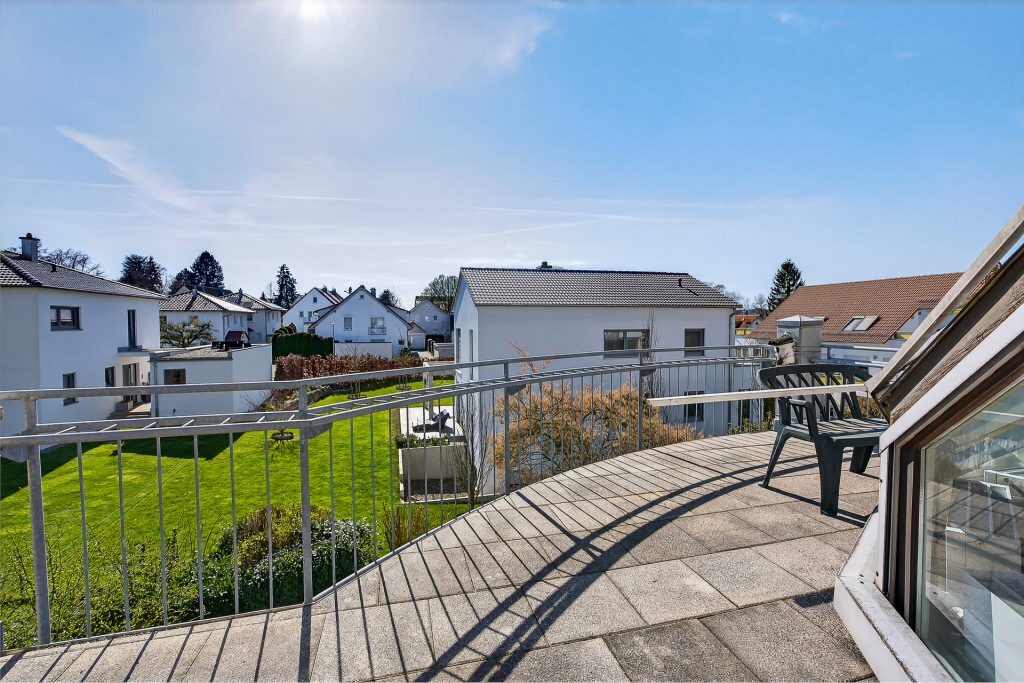 Hirn Immobilien GmbH - Immobilienangebot - Neu-Ulm / Pfuhl - Wohnungen - Maisonette-Wohnung in absolut ruhiger Wohnlage am Kapellenberg – mit zwei sonnigen Balkonen in Neu-Ulm/Pfuhl