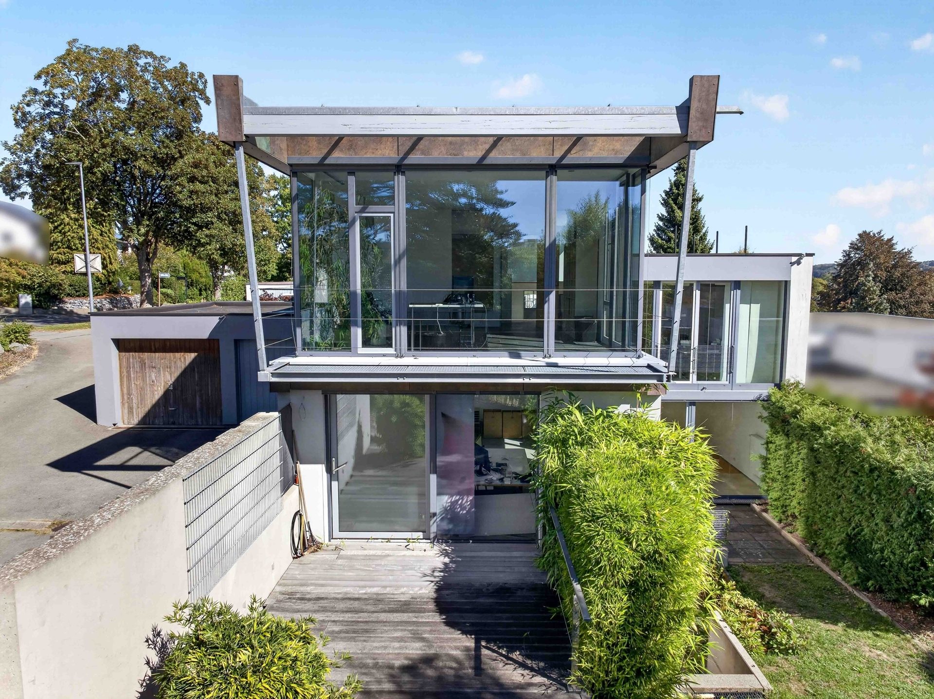 Hirn Immobilien GmbH - Immobilienangebot - Biberach - Häuser - Außergewöhnliches Architektenhaus mit zwei Einliegerwohnungen in Biberach