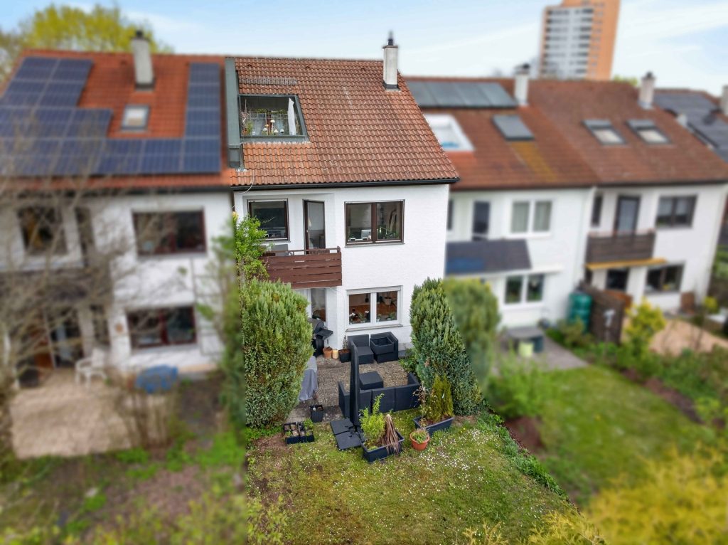 Hirn Immobilien GmbH - Immobilienangebot - Ulm - Häuser - Wohnen & Vermieten – gepflegtes Reihenhaus mit 3 Wohneinheiten in Böfingen