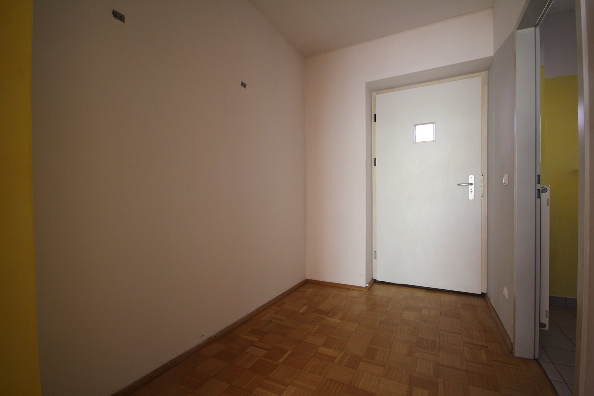 Rennplatz Immobilien - Immobilienankauf, Eingangsbereich vorher Rennplatz Immobilien - Immobilienankauf, Eingangsbereich vorher