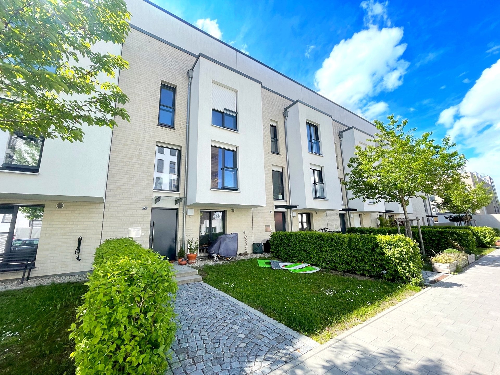 Immobilienangebot - Regensburg - Alle - Townhaus mit großer Dachterrasse und Garten in Altstadtnähe! Frei ab 01.08.!