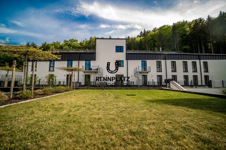Immobilienangebot - Sinzing - Alle - Neuwertige 3,5-Zimmer-Wohnung mit zwei Terrassen und 69 m² Garten in Sinzing. Frei ab Q4/2026.