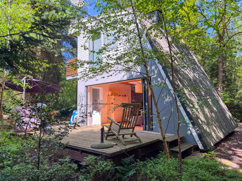 Immobilienangebot - Wiefelstede - Wohnen - Idylle pur! Exklusives Wochenendhaus auf Pachtgrundstück mit privatem Seezugang zu verkaufen!
