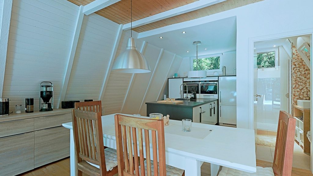 Immobilienangebot - Wiefelstede - Wohnen - Idylle pur! Exklusives Wochenendhaus auf Pachtgrundstück mit privatem Seezugang zu verkaufen!