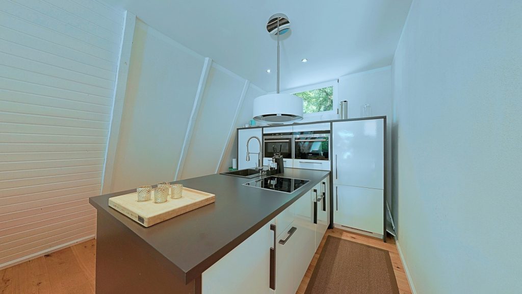Immobilienangebot - Wiefelstede - Wohnen - Idylle pur! Exklusives Wochenendhaus auf Pachtgrundstück mit privatem Seezugang zu verkaufen!
