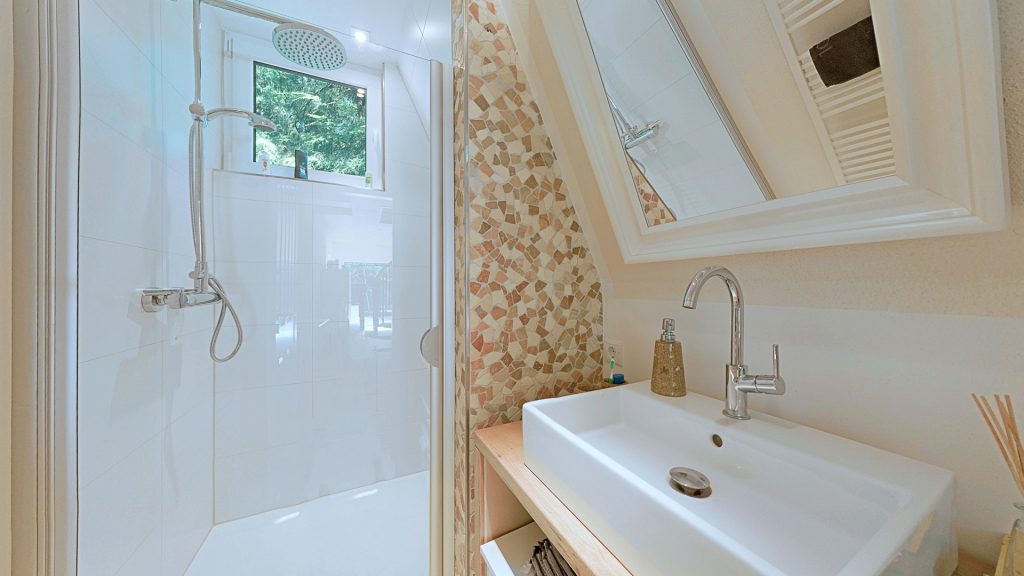 Immobilienangebot - Wiefelstede - Wohnen - Idylle pur! Exklusives Wochenendhaus auf Pachtgrundstück mit privatem Seezugang zu verkaufen!