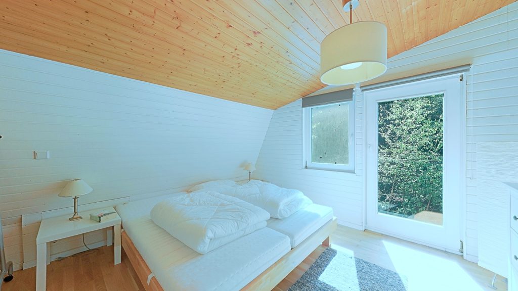 Immobilienangebot - Wiefelstede - Wohnen - Idylle pur! Exklusives Wochenendhaus auf Pachtgrundstück mit privatem Seezugang zu verkaufen!