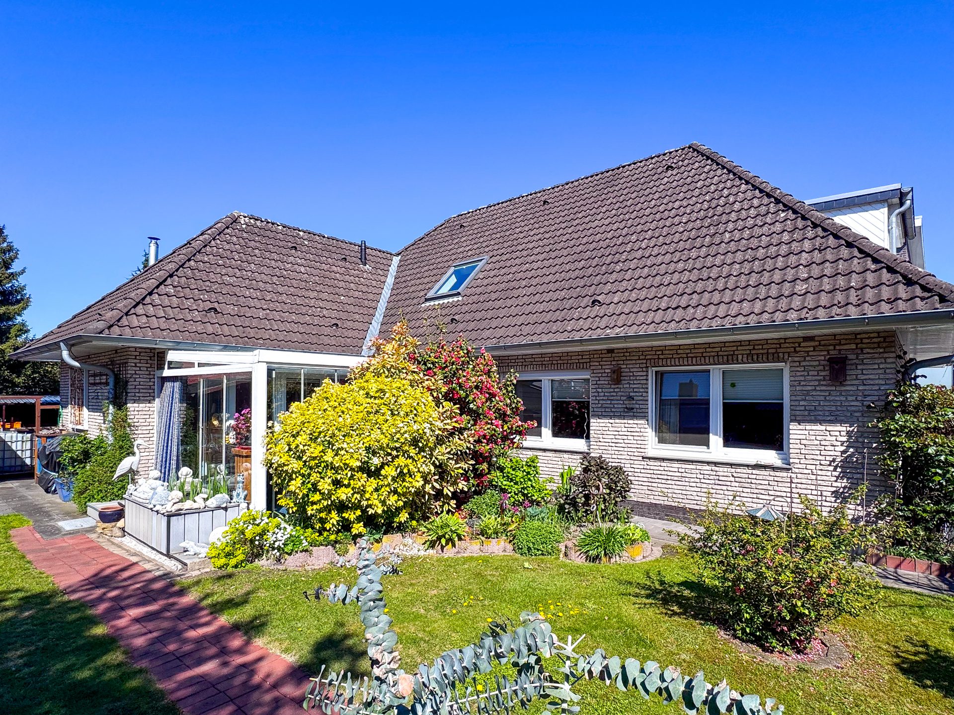 Immobilienangebot - Rastede - Wohnen - Charmantes Einfamilienhaus mit Garage, Einliegerwohnung und schönem Garten direkt in Rastede!