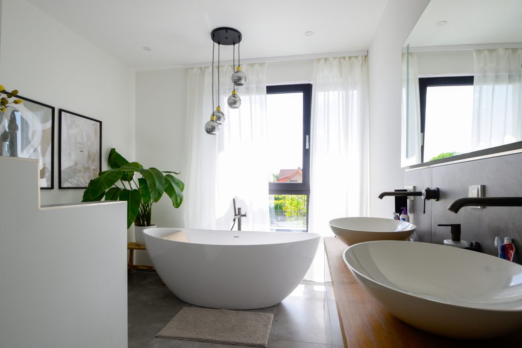 Immobilienangebot - Oldenburg - Wohnen - Architektenhaus mit Pool-Lounge, Doppelgarage und separatem Wohnhaus!