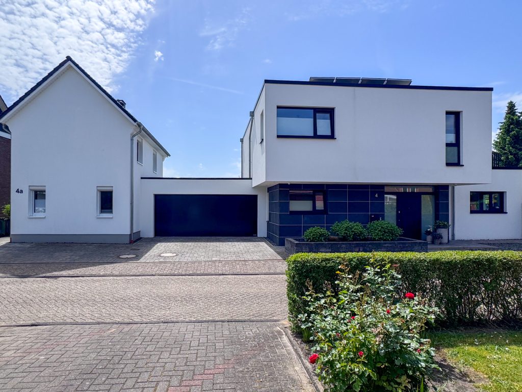 Immobilienangebot - Oldenburg - Wohnen - Architektenhaus mit Pool-Lounge, Doppelgarage und separatem Wohnhaus!