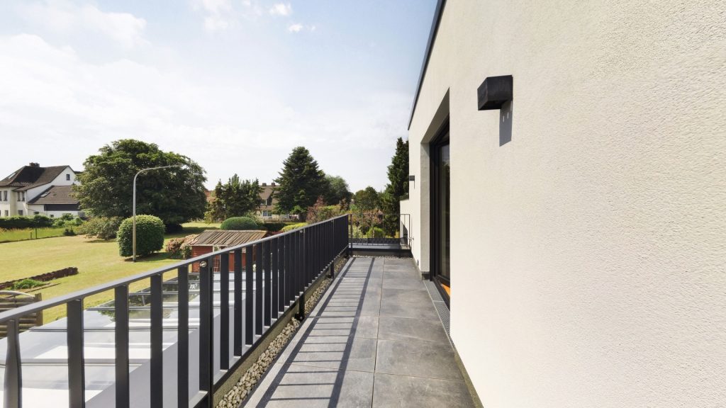Immobilienangebot - Oldenburg - Wohnen - Architektenhaus mit Pool-Lounge, Doppelgarage und separatem Wohnhaus!