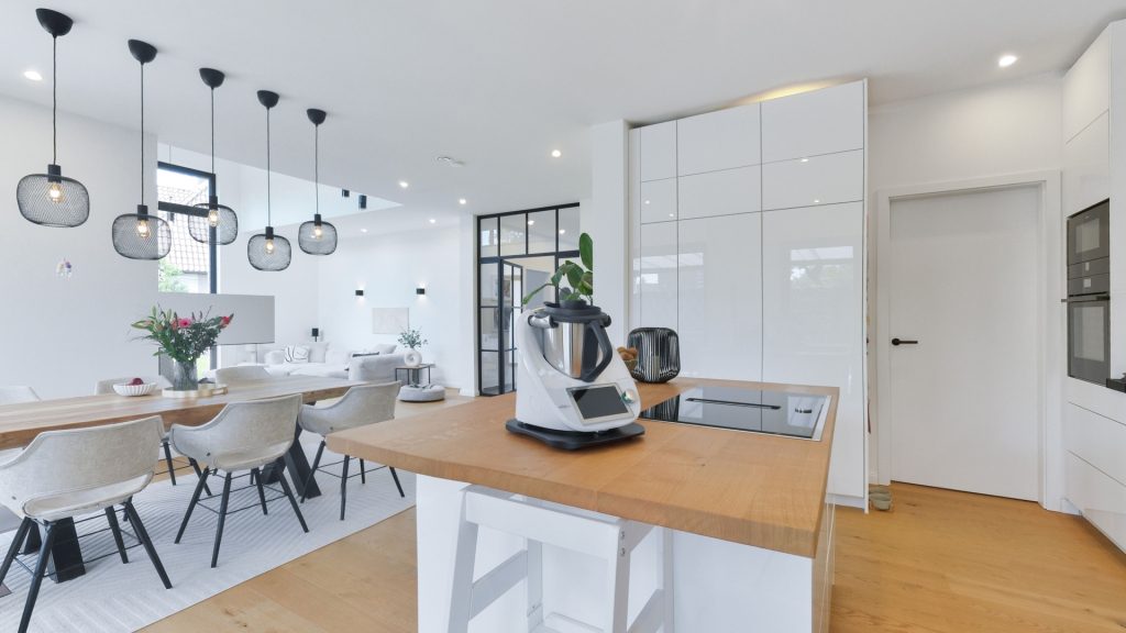 Immobilienangebot - Oldenburg - Wohnen - Architektenhaus mit Pool-Lounge, Doppelgarage und separatem Wohnhaus!