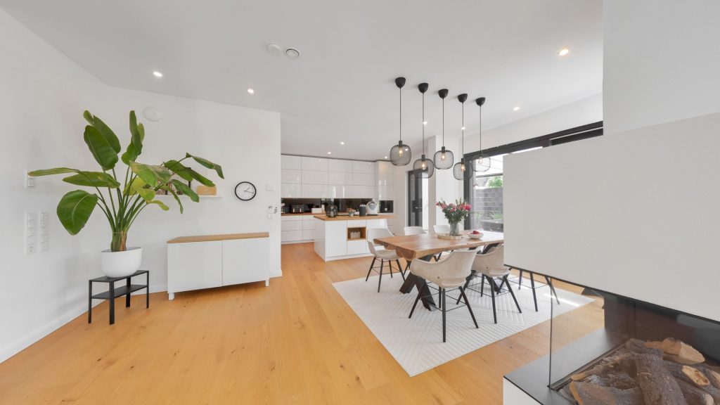 Immobilienangebot - Oldenburg - Wohnen - Architektenhaus mit Pool-Lounge, Doppelgarage und separatem Wohnhaus!