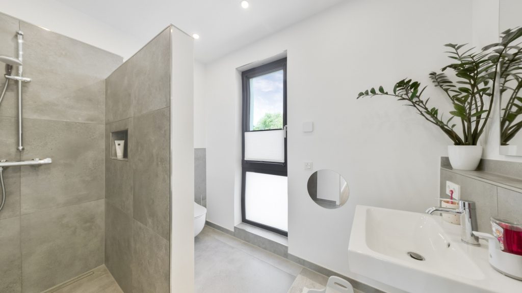 Immobilienangebot - Oldenburg - Wohnen - Architektenhaus mit Pool-Lounge, Doppelgarage und separatem Wohnhaus!