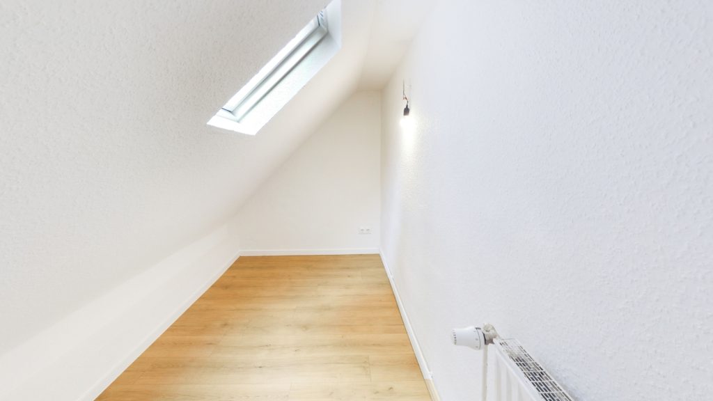 Immobilienangebot - Oldenburg - Wohnen - Bezugsfreie und sanierte Dachgeschosswohnung in Oldenburg/Osternburg!