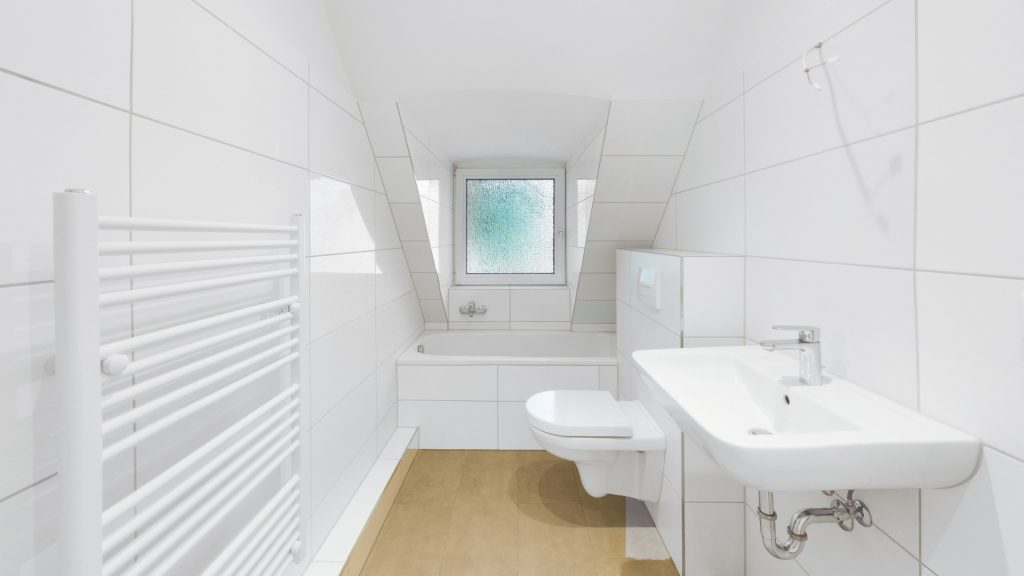Immobilienangebot - Oldenburg - Wohnen - Bezugsfreie und sanierte Dachgeschosswohnung in Oldenburg/Osternburg!