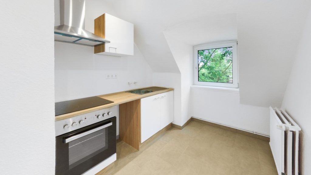 Immobilienangebot - Oldenburg - Wohnen - Bezugsfreie und sanierte Dachgeschosswohnung in Oldenburg/Osternburg!